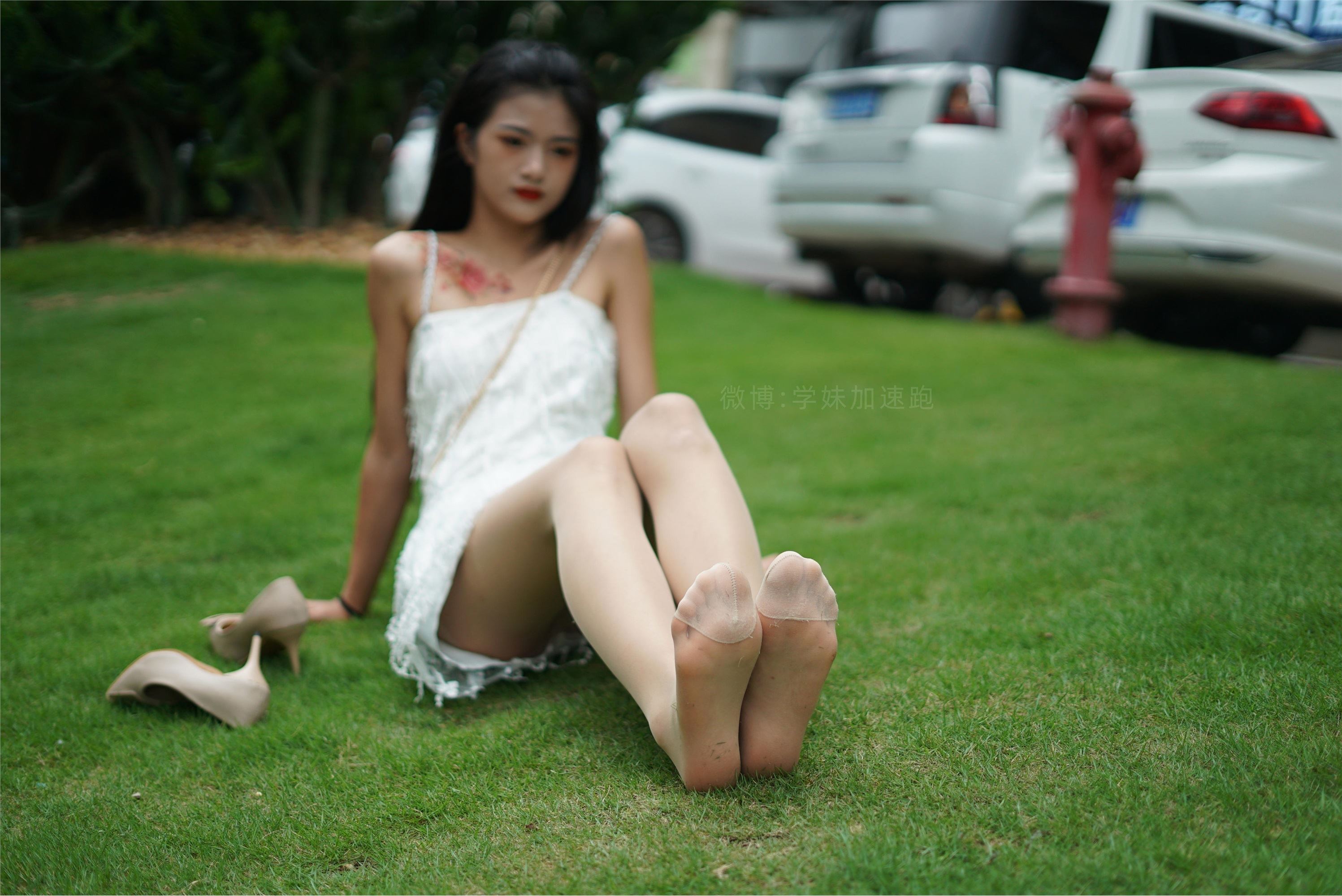 学妹加速跑 XM079《草地上的绿茶jio-鹿酱》